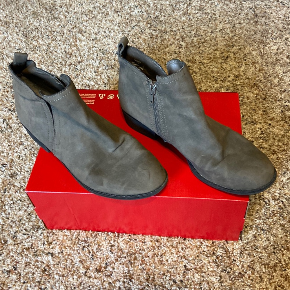 Women’s gray booties, size 7.5